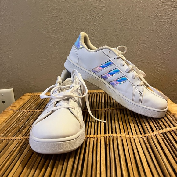 ❌LAST CHANCE❌ ADIDAS white sneakers size 5 youth / women’s 7